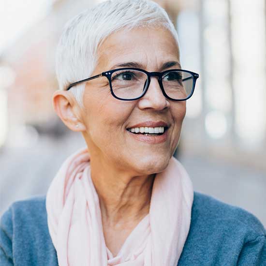 Frau mit Gleitsichtbrille. 