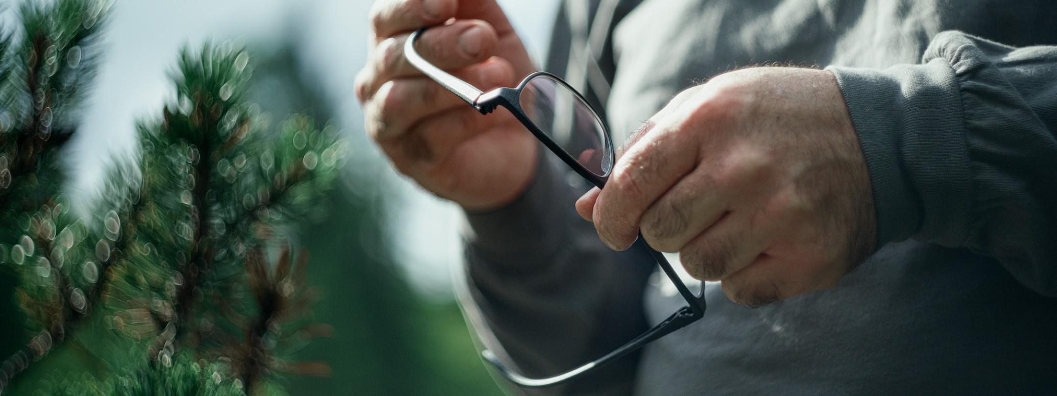 Rolf: Mann hölt Rolf-Brille in der Hand
