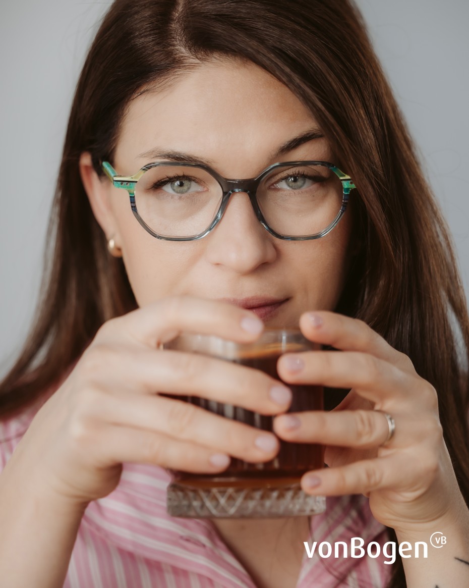 vonBogen: Frau mit Brille